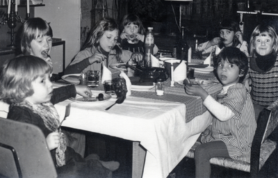 600137 Afbeelding van de kinderen van enkele bewoners van de experimentele flat Marowijnedreef 1-51 te Utrecht tijdens ...